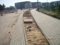21. 06.07.2021 r. wykonywanie nawierzchni chodnika i opaski z kostki brukowej Rondo klonowa Płońsk